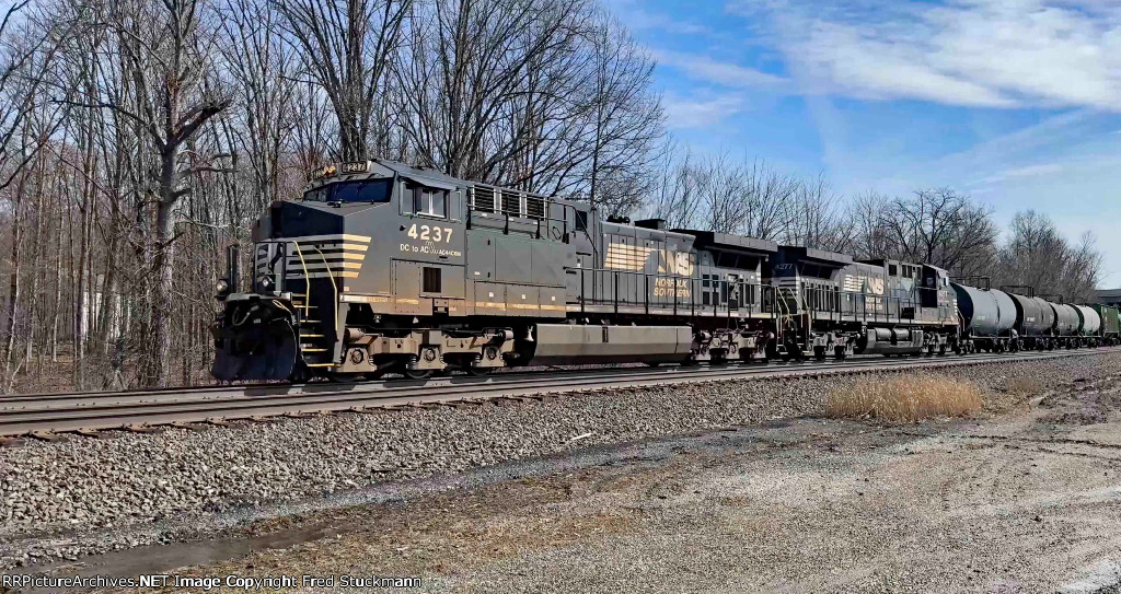 NS 4237 leads the mixer west.